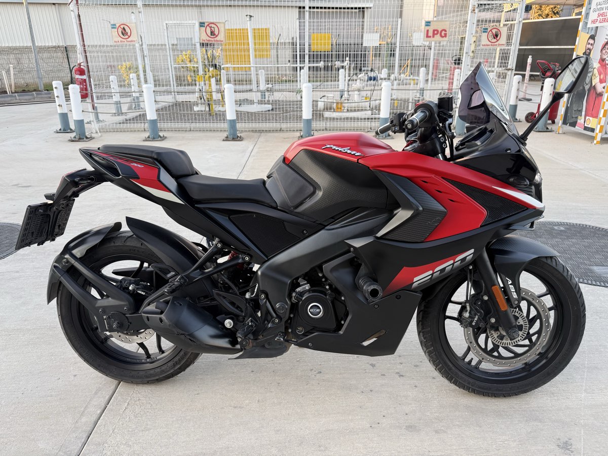 Bajaj Pulsar RS200 2024 - fotoğraf 2